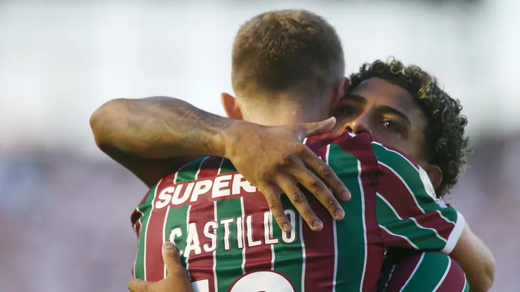 Castillo e John Kennedy comemoram gol do Fluminense