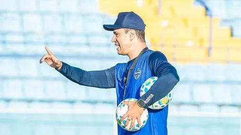Bernardo Franco, técnico do Barra, comanda treino na Ressacada — Foto: Tiago Winter/Barra FC