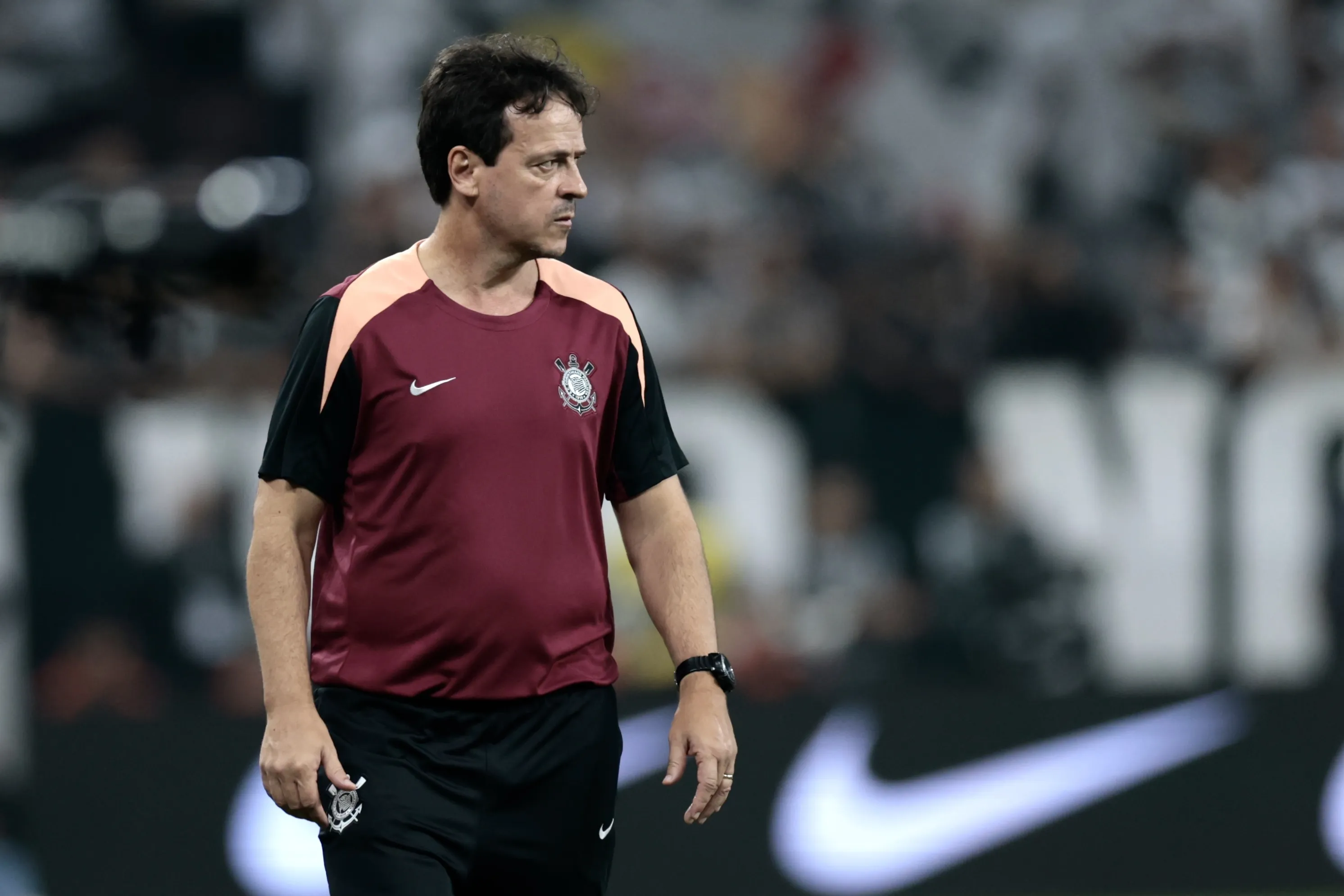 Fernando Diniz tecnico do Corinthians durante partida contra o Palmeiras no estadio Arena Corinthians pelo campeonato Brasileiro A 2026. Foto: Marcello Zambrana/AGIF