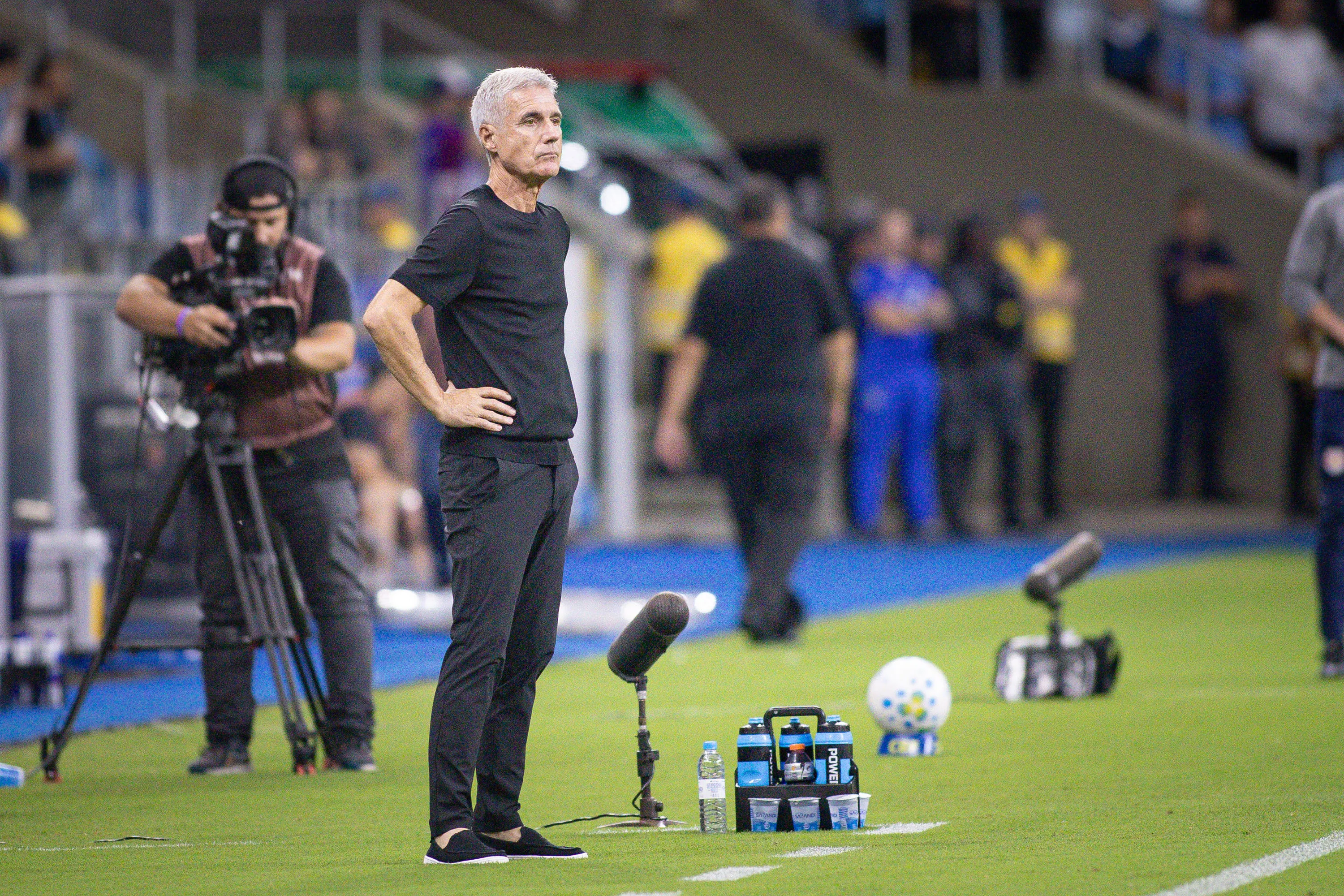 Luis Castro, técnico do Grêmio, durante partida contra o Bragantino -Foto: Maxi Franzoi/AGIF