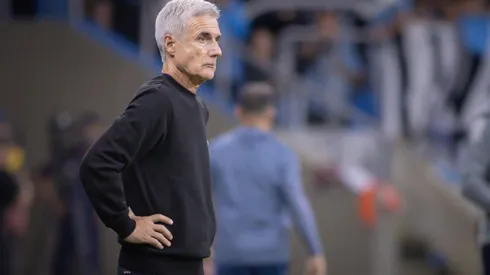 RS – PORTO ALEGRE – 05/04/2026 – BRASILEIRO A 2026, GREMIO X REMO – Luis Castro tecnico do Gremio durante partida contra o Remo no estadio Arena do Gremio pelo campeonato Brasileiro A 2026. Foto: Maxi Franzoi/AGIF