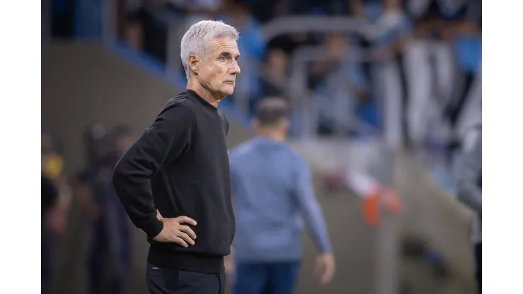 RS - PORTO ALEGRE - 05/04/2026 - BRASILEIRO A 2026, GREMIO X REMO - Luis Castro tecnico do Gremio durante partida contra o Remo no estadio Arena do Gremio pelo campeonato Brasileiro A 2026. Foto: Maxi Franzoi/AGIF