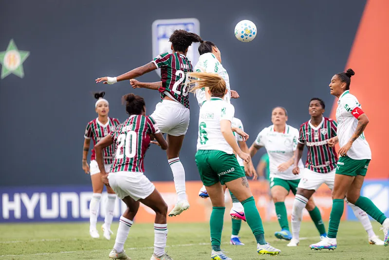 Jogadoras de Palmeiras e Fluminense brigam pela bola - Foto: Marina Garcia/Fluminense