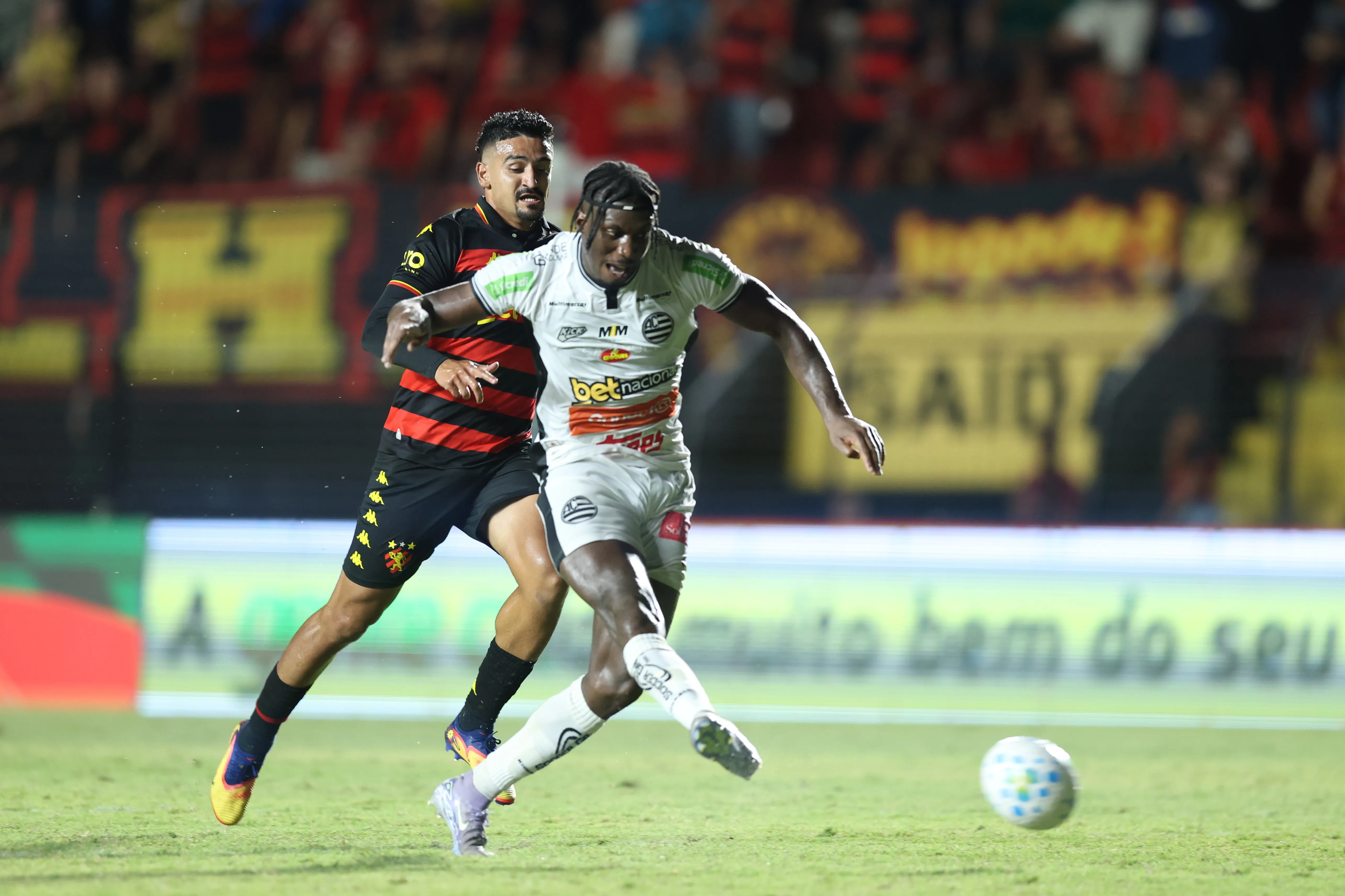 Ronaldo, jogador do Athletic, comemora seu gol durante a partida contra o Sport – Foto: Marlon Costa/AGIF