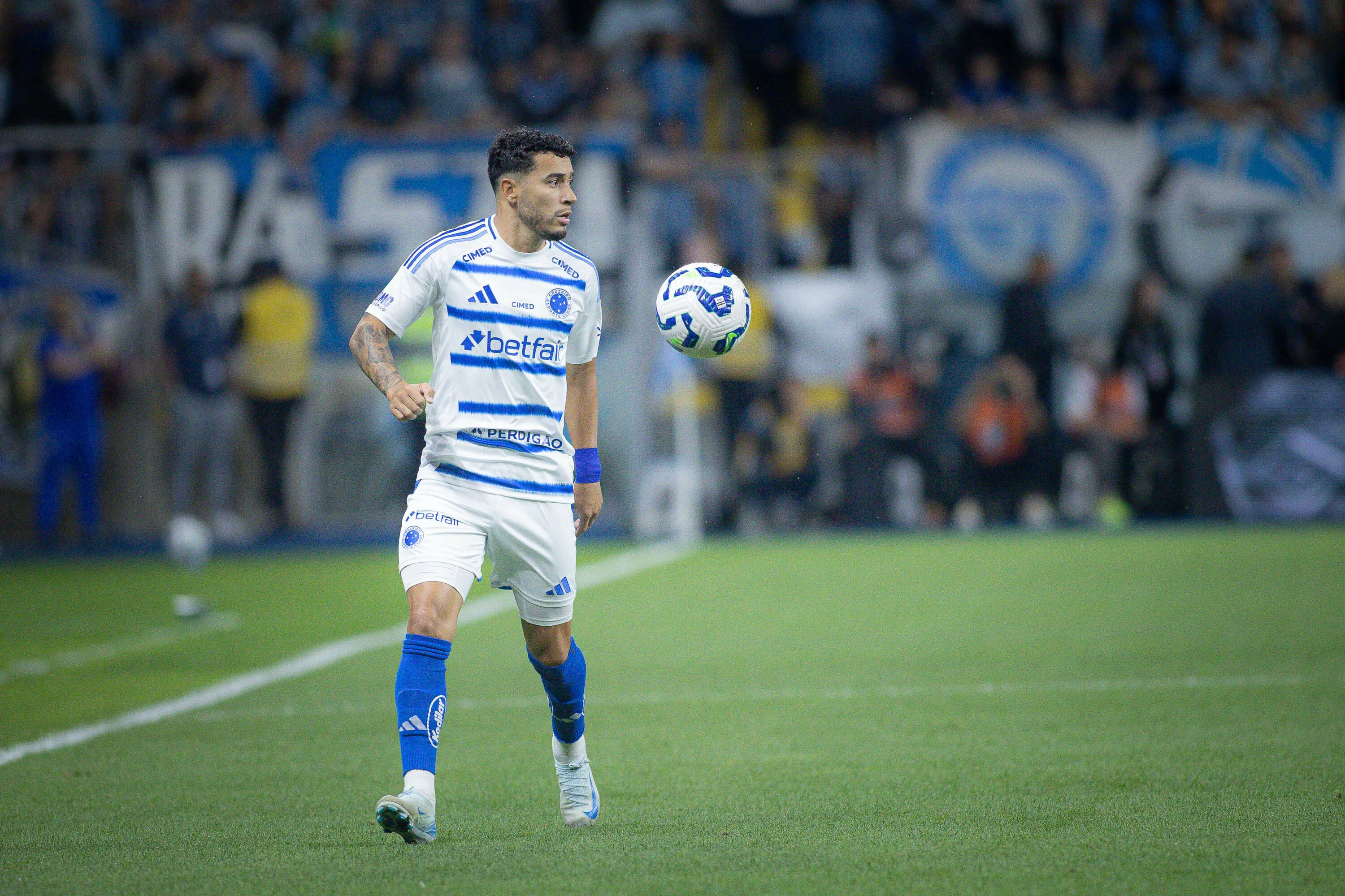 William jogador do Cruzeiro durante partida contra o Gremio no estadio Arena do Gremio pelo campeonato Brasileiro A 2025. Foto: Maxi Franzoi/AGIF