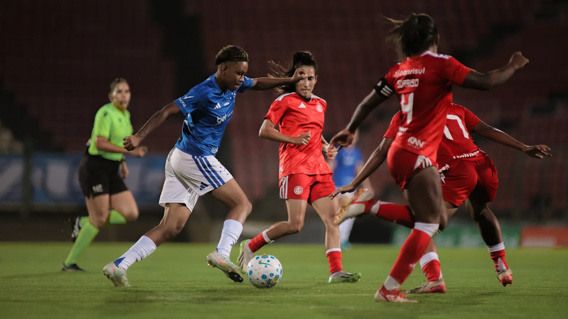 Jogadoras de Cruzeiro e Internacional disputam pela bola