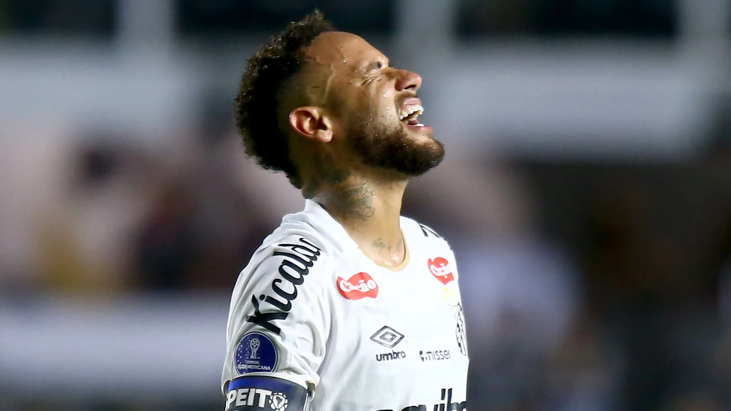 Neymar jogador do Santos disputa lance com  jogador do Deportivo Recoleta durante partida no estadio Vila Belmiro pelo campeonato Copa Sul-Americana 2026. Foto: Mauricio De Souza/AGIF