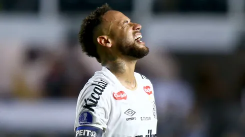 Neymar jogador do Santos disputa lance com jogador do Deportivo Recoleta durante partida no estadio Vila Belmiro pelo campeonato Copa Sul-Americana 2026. Foto: Mauricio De Souza/AGIF