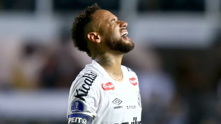 Neymar jogador do Santos disputa lance com jogador do Deportivo Recoleta durante partida no estadio Vila Belmiro pelo campeonato Copa Sul-Americana 2026. Foto: Mauricio De Souza/AGIF