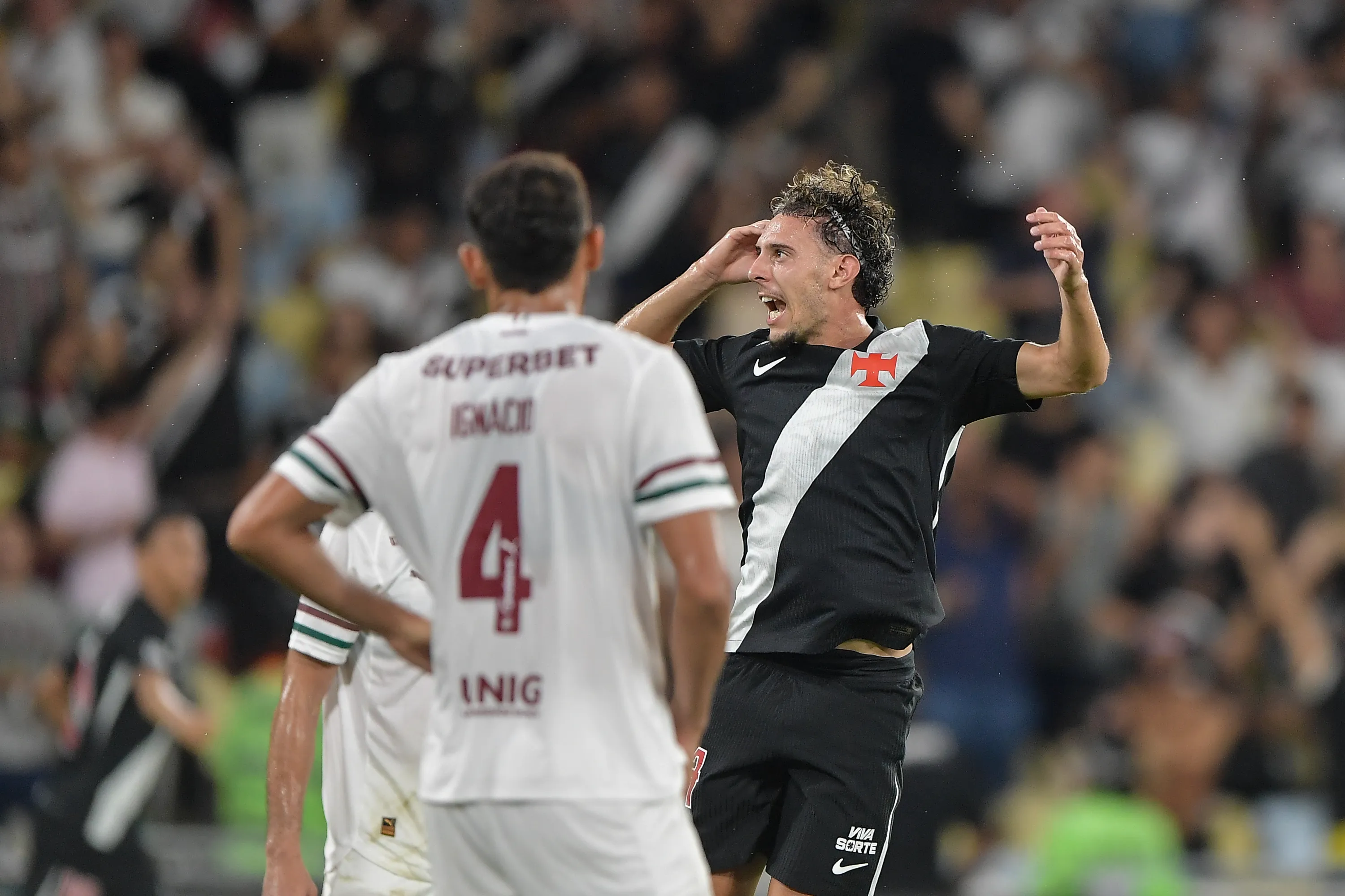 Nuno Moreira jogador do Vasco comemora seu gol durante partida contra o Fluminense no estadio Maracana pelo campeonato Brasileiro A 2026. Foto: Thiago Ribeiro/AGIF