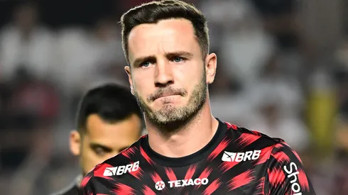 Saul jogador do Flamengo durante aquecimento antes da partida contra o São Paulo no estadio Vila Belmiro pelo campeonato Brasileiro A 2025. Foto: Jota Erre/AGIF