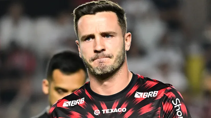 Saul jogador do Flamengo durante aquecimento antes da partida contra o São Paulo no estadio Vila Belmiro pelo campeonato Brasileiro A 2025. Foto: Jota Erre/AGIF