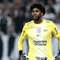 Hugo Souza continua com dores e vira dúvida contra o Vasco