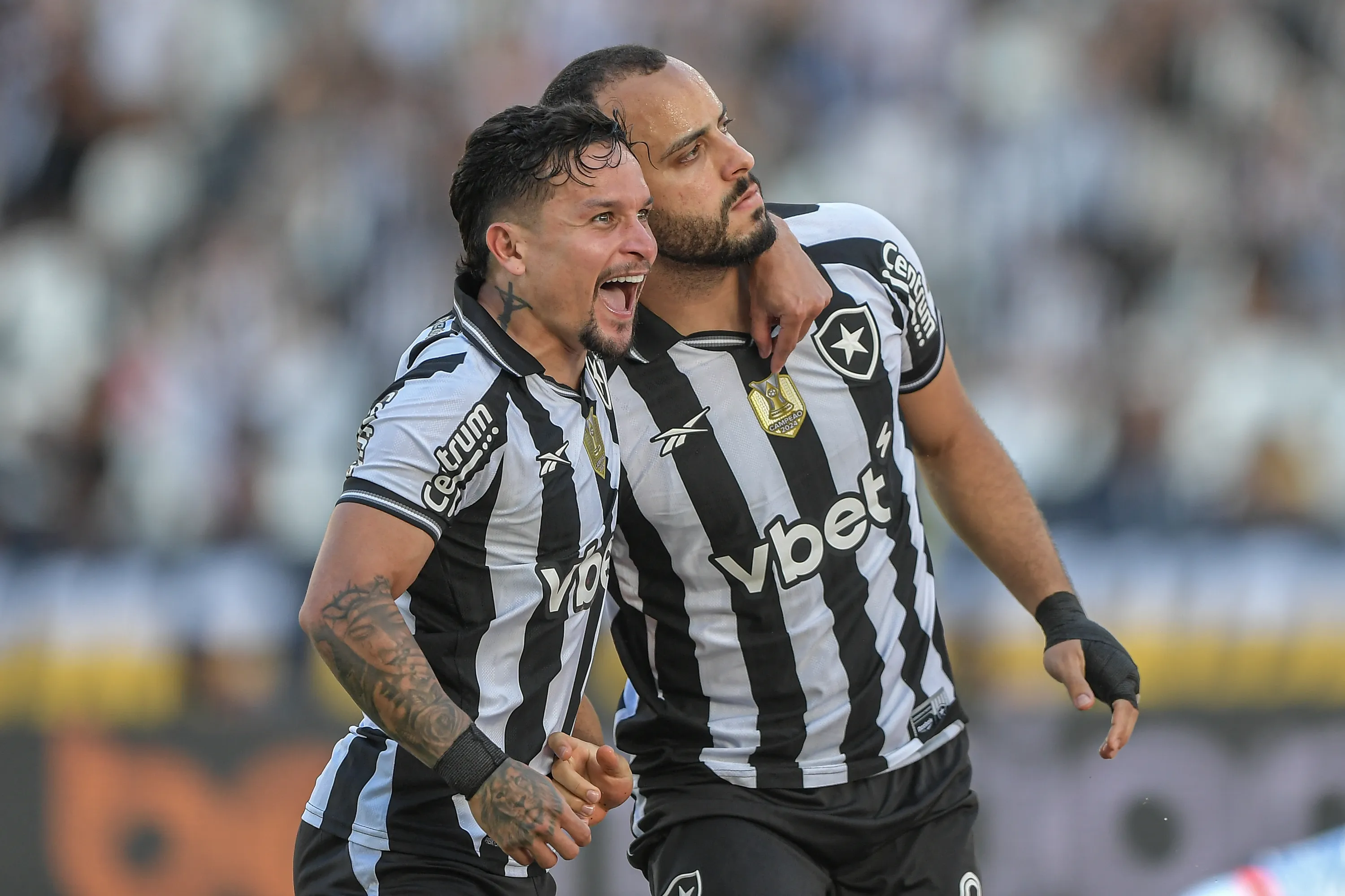 Arthur Cabral jogador do Botafogo comemora seu gol com Artur jogador da sua equipe durante partida contra o Fortaleza no estadio Engenhao pelo campeonato Brasileiro A 2025. Foto: Thiago Ribeiro/AGIF