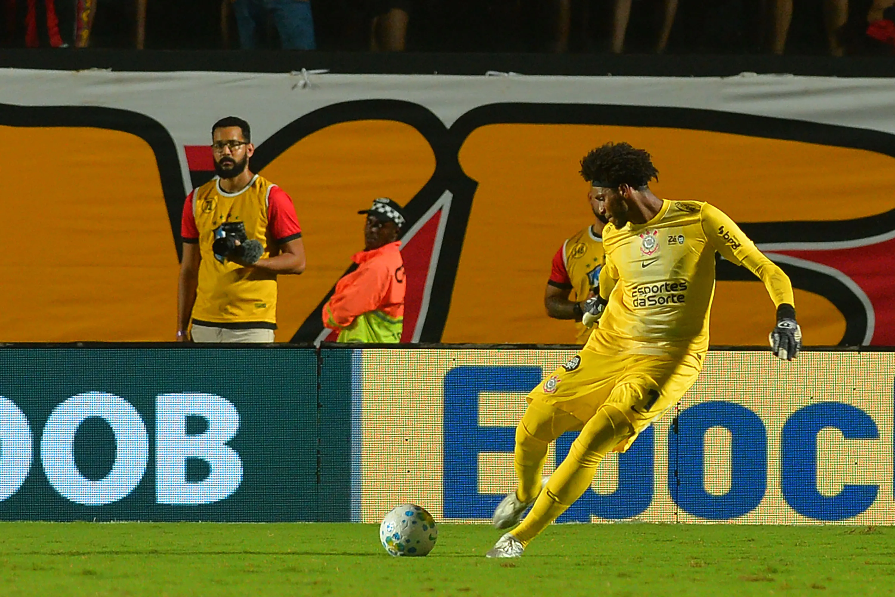 BA – SALVADOR – 18/04/2026 – BRASILEIRO A 2026, VITORIA X CORINTHIANS – Hugo Souza goleiro do Corinthians durante partida contra o Vitoria no estadio Barradao pelo campeonato Brasileiro A 2026. Foto: Walmir Cirne/AGIF