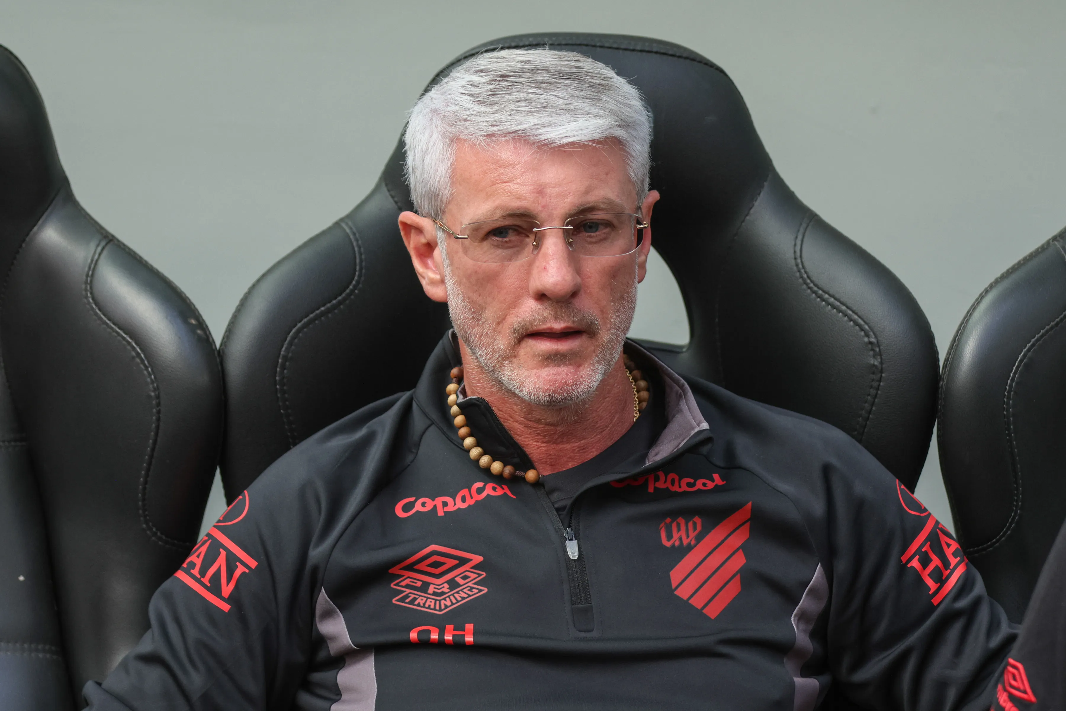 PR – CURITIBA – 12/04/2026 – BRASILEIRO A 2026, ATHLETICO-PR X CHAPECOENSE – Odair Hellmann tecnico do Athletico-PR durante partida contra o Chapecoense no estadio Arena da Baixada pelo campeonato Brasileiro A 2026. Foto: Robson Mafra/AGIF