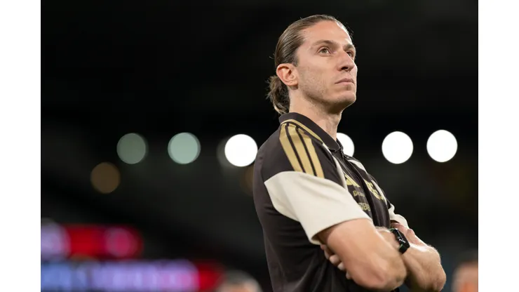 Filipe Luís pode virar opção no Chelsea após demissão de técnico inglês