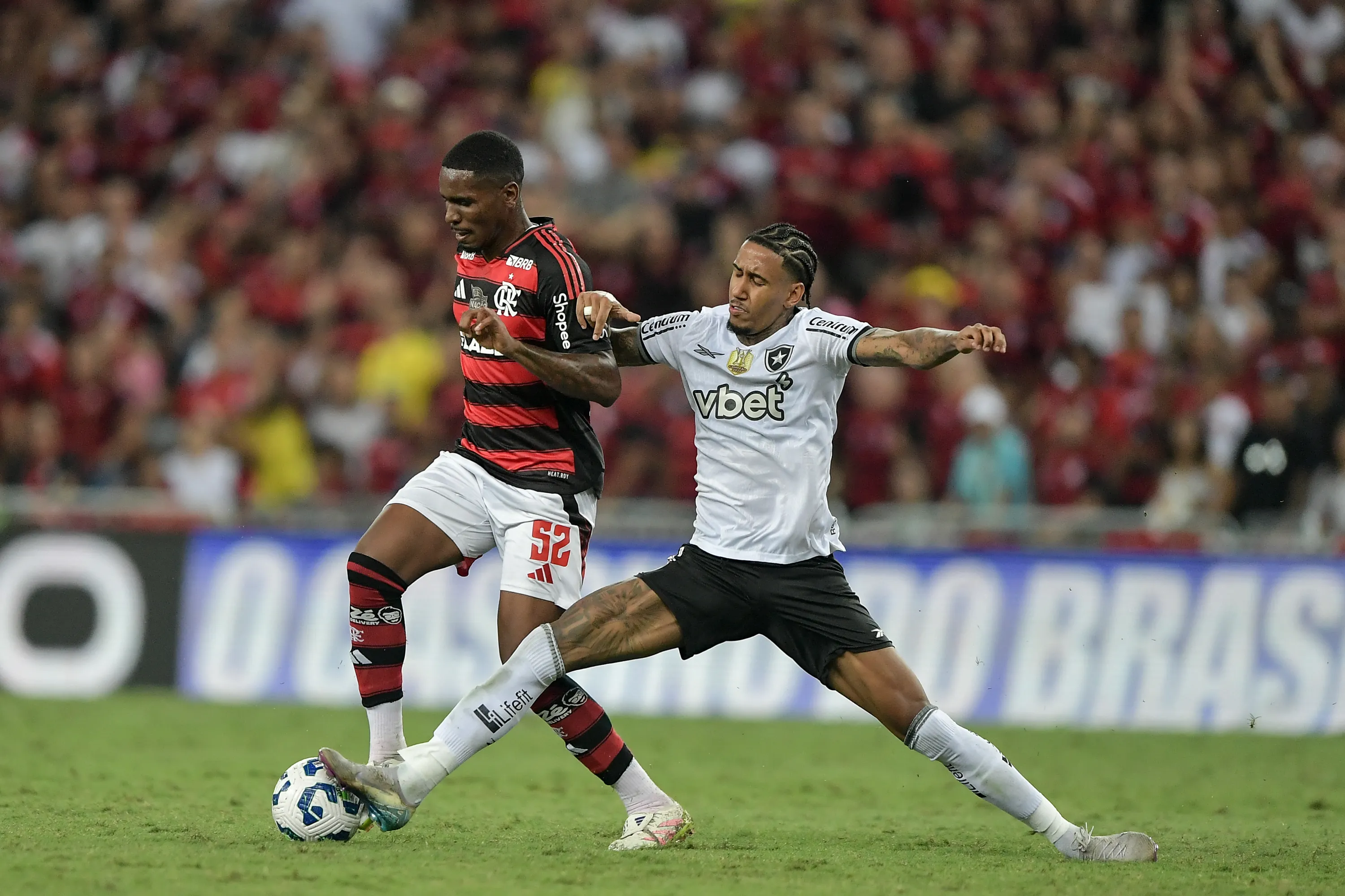 Evertton Araujo jogador do Flamengo disputa lance com Rwan Cruz jogador do Botafogo durante partida no estadio Maracana pelo campeonato Brasileiro A 2025. Foto: Thiago Ribeiro/AGIF