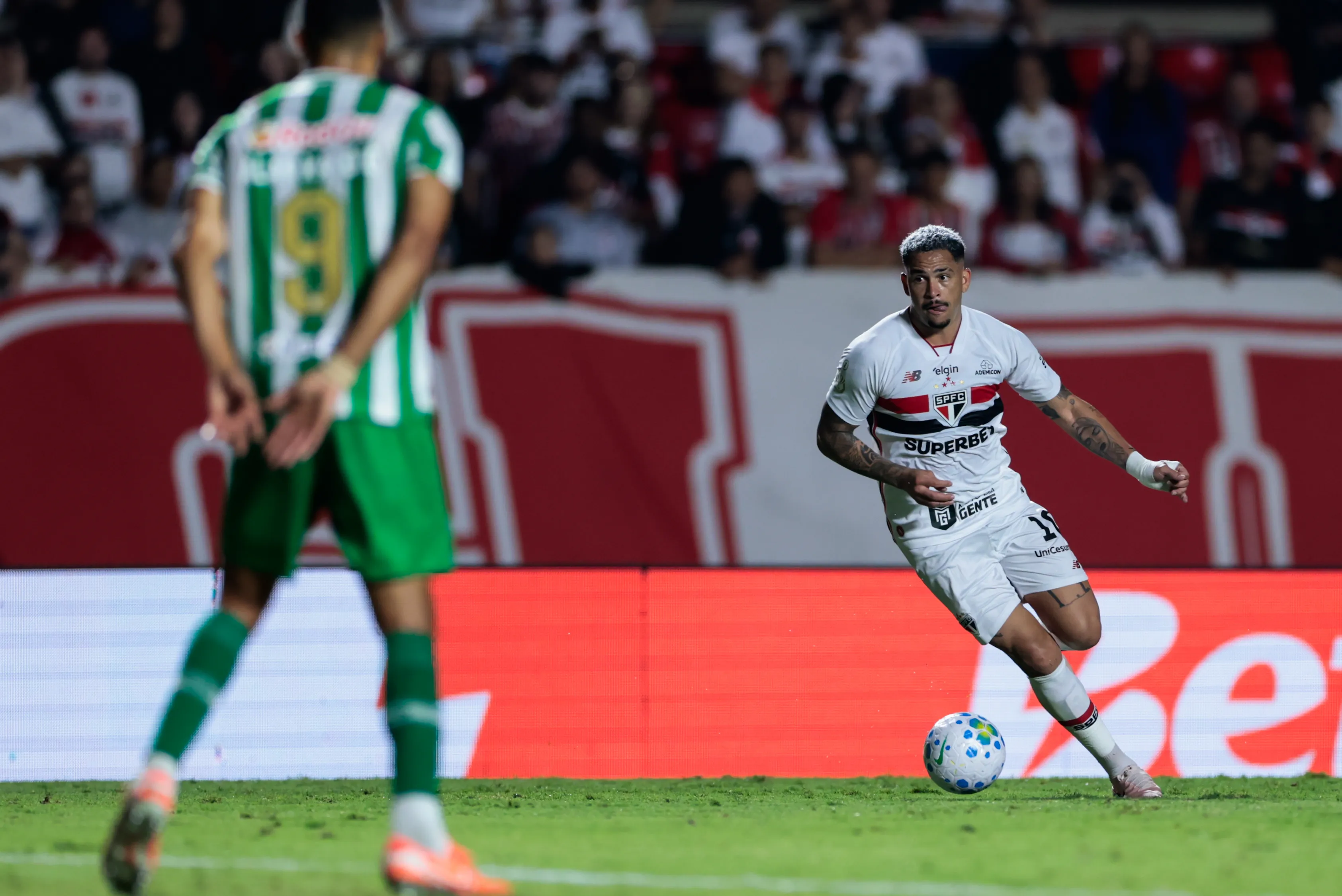 Luciano, jogador do São Paulo, durante partida contra o Juventude  – Foto: Marcello Zambrana/AGIF