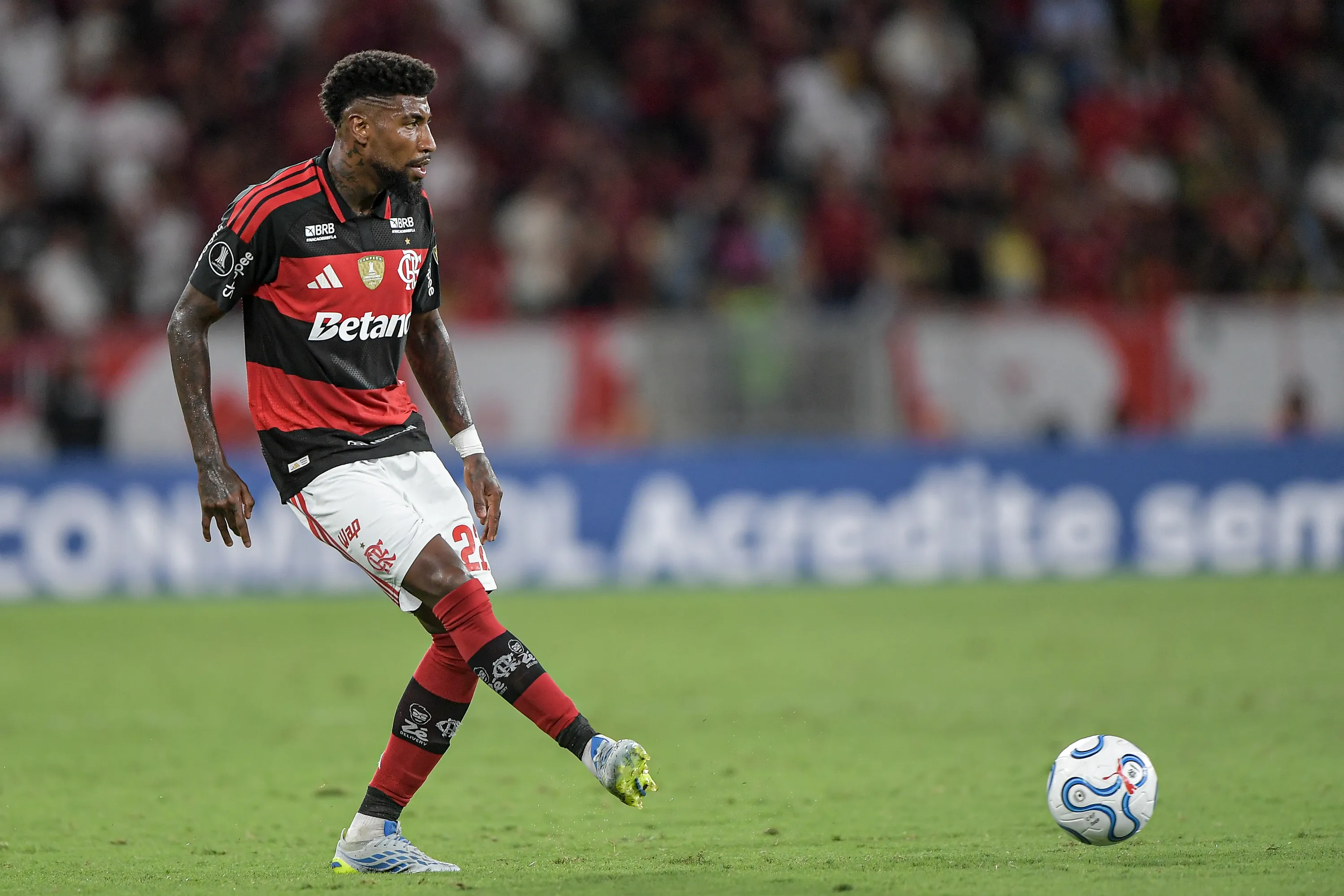 RJ – RIO DE JANEIRO – 16/04/2026 – COPA LIBERTADORES 2026, FLAMENGO X INDEPENDIENTE MEDELLIN – Emerson Royal jogador do Flamengo durante partida contra o Independiente Medellin no estadio Maracana pelo campeonato Copa Libertadores 2026. Foto: Thiago Ribeiro/AGIF