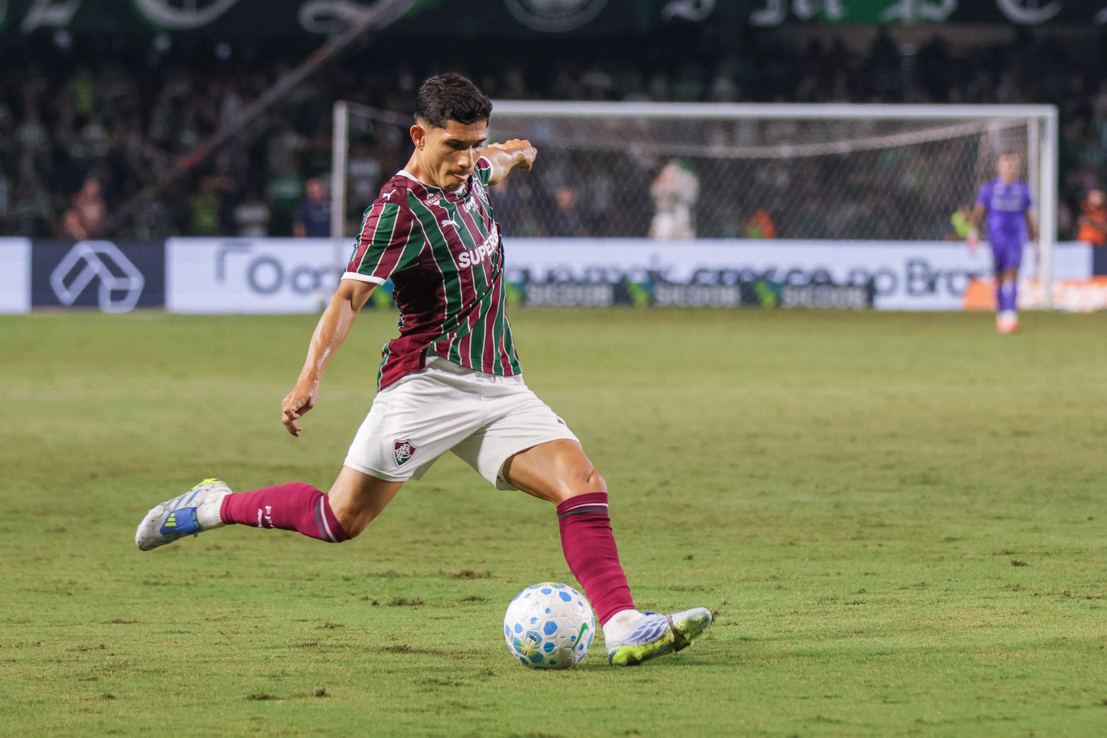 Savarino, jogador do Fluminense, durante partida contra o Coritiba -Foto: Robson Mafra/AGIF