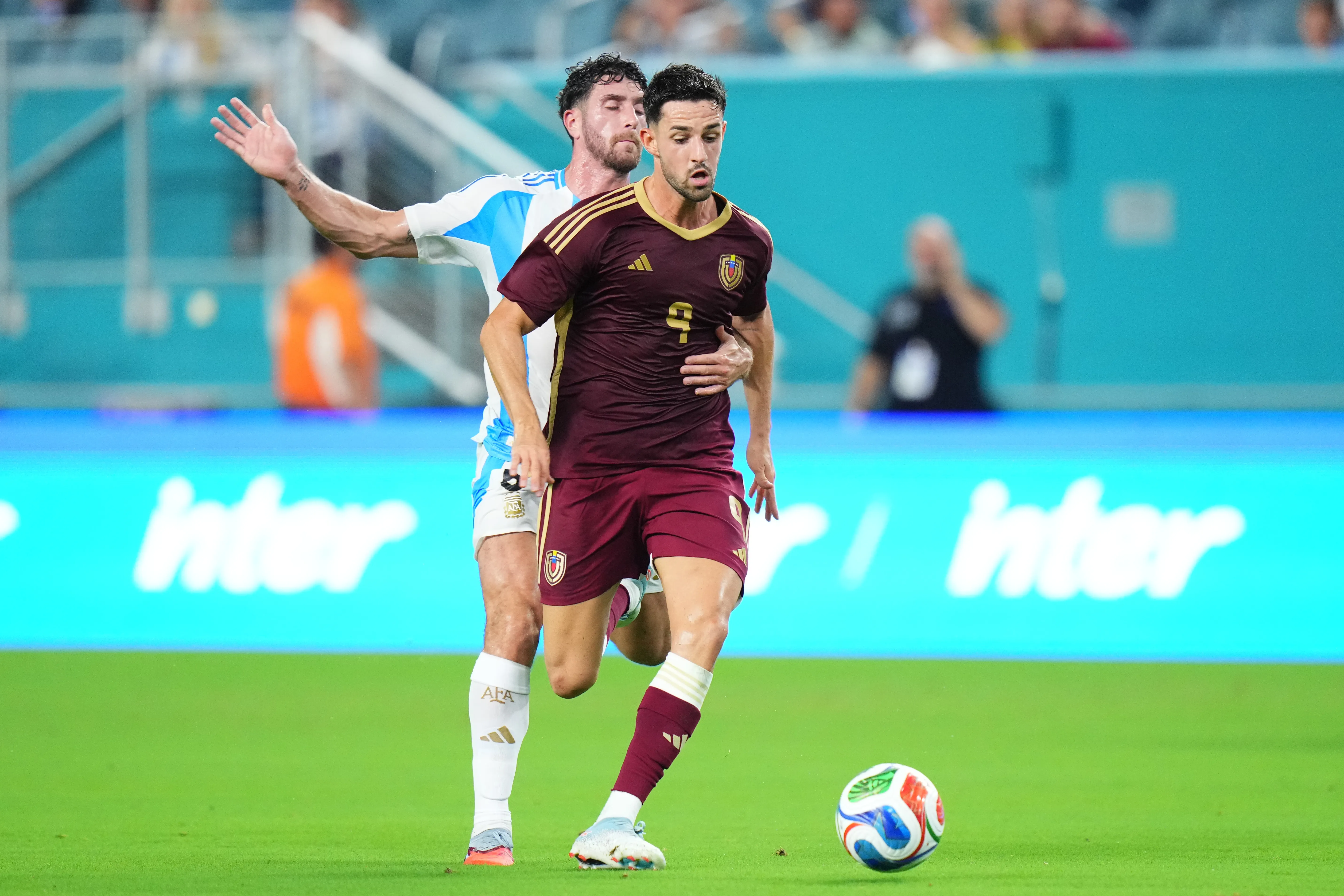 Alejandro Marqués atuando em Venezuela x Argentina -(Photo by Rich Storry/Getty Images)