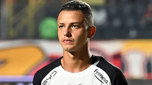 Kayke durante confronto contra o Vitória no Brasileirão de 2026.