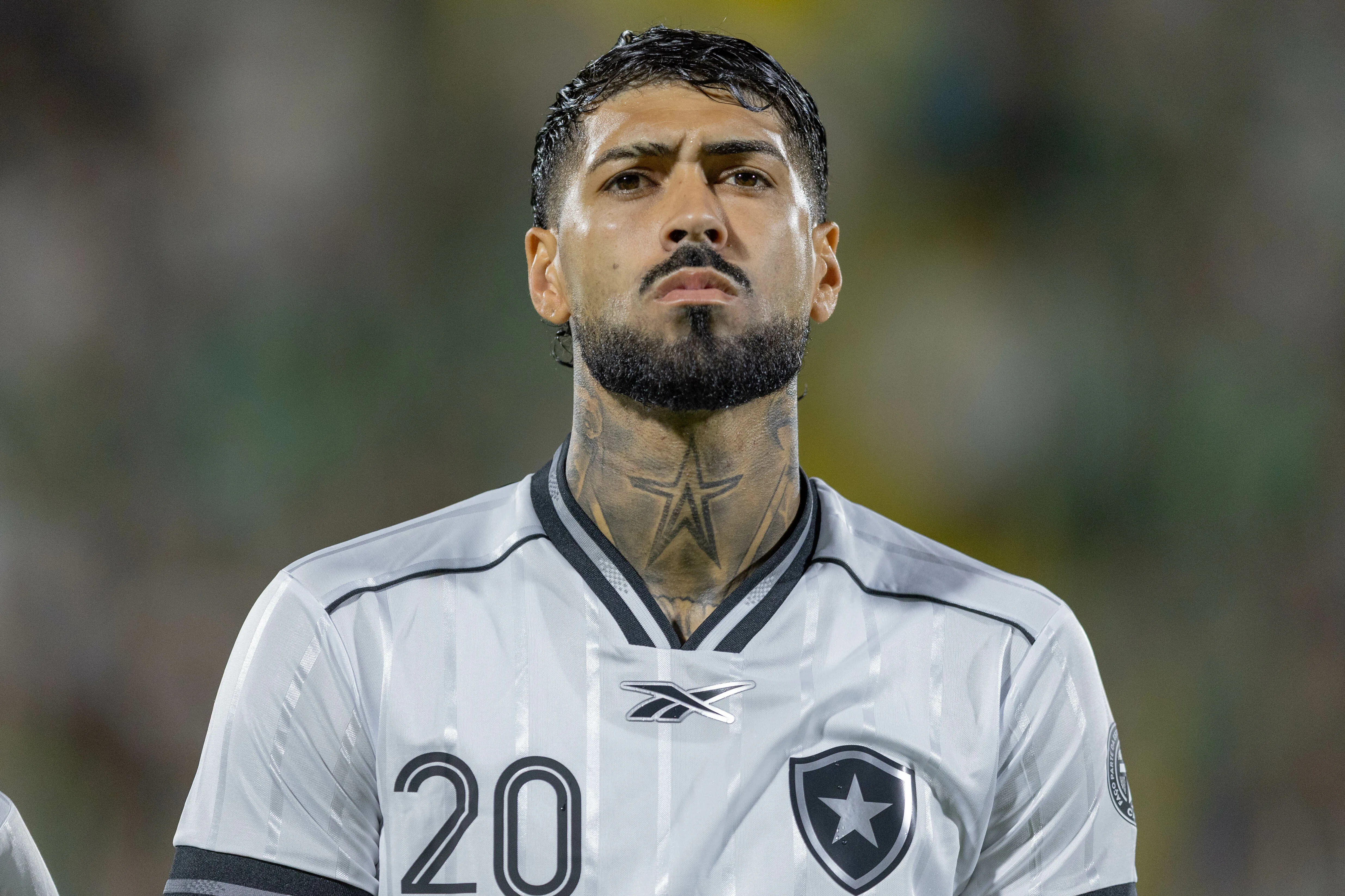 Alexander Barboza durante partida contra a Chapecoense na Arena Condá pelo Campeonato Brasileiro 2026 – Foto: Liamara Polli/AGIF.