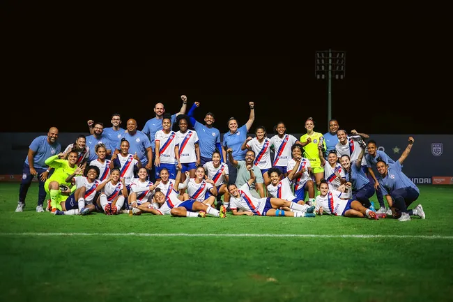 Jogadoras do Bahia posam para foto após o triunfo sobre o Bahia no Brasileirão Feminino - Foto: Leticia Martins/Bahia