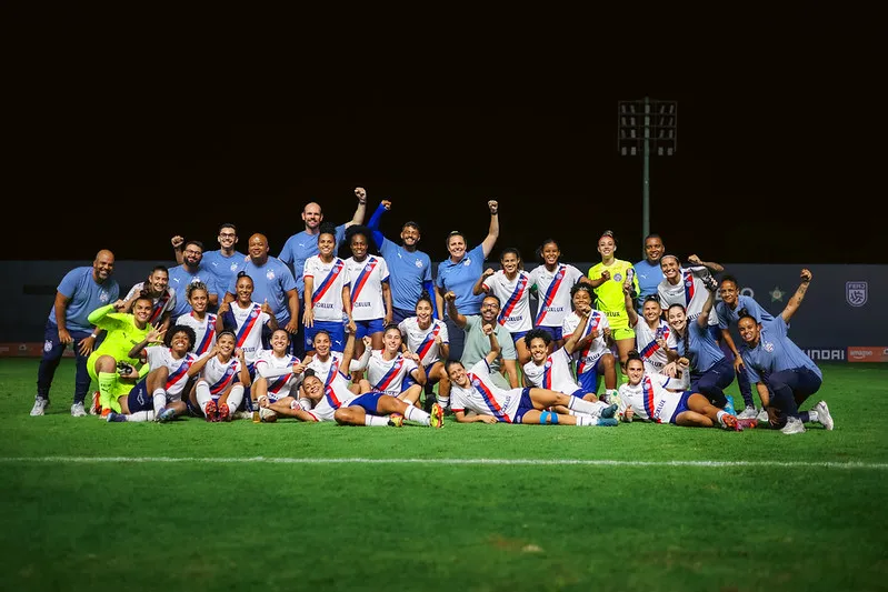 Jogadoras do Bahia junto com a comissão técnica - Foto: Leticia Martins/Bahia