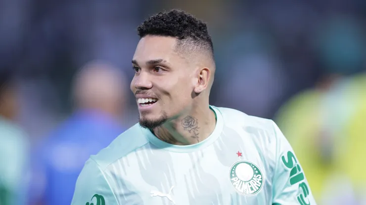 Paulinho jogador do Palmeiras durante aquecimento antes da partida contra o Corinthians no estadio Arena Barueri pelo campeonato Brasileiro A 2025. Foto: Ettore Chiereguini/AGIF