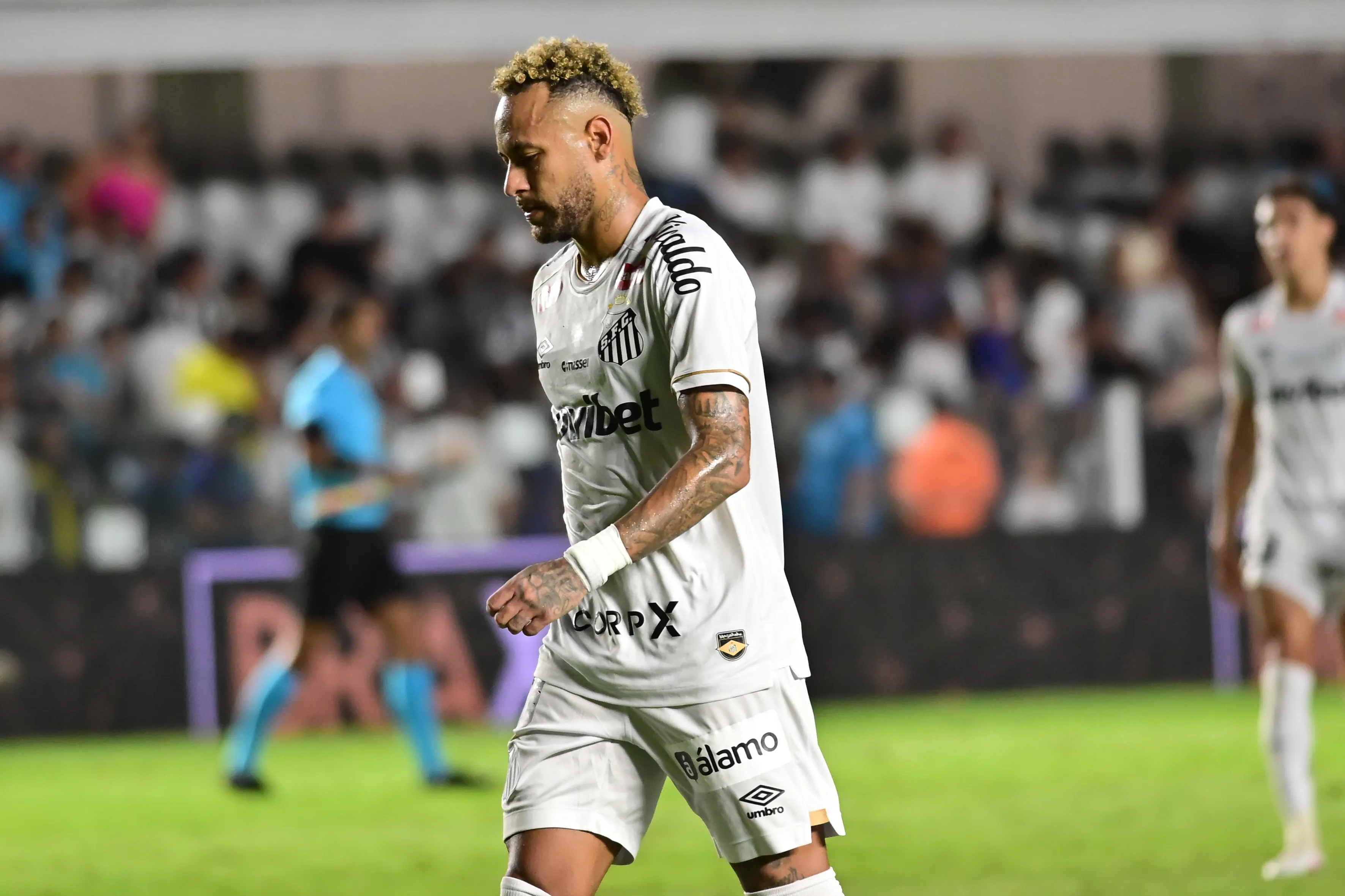 Neymar durante partida contra o Coritiba na Vila Belmiro pela Copa Do Brasil 2026 – Foto: Jota Erre/AGIF.