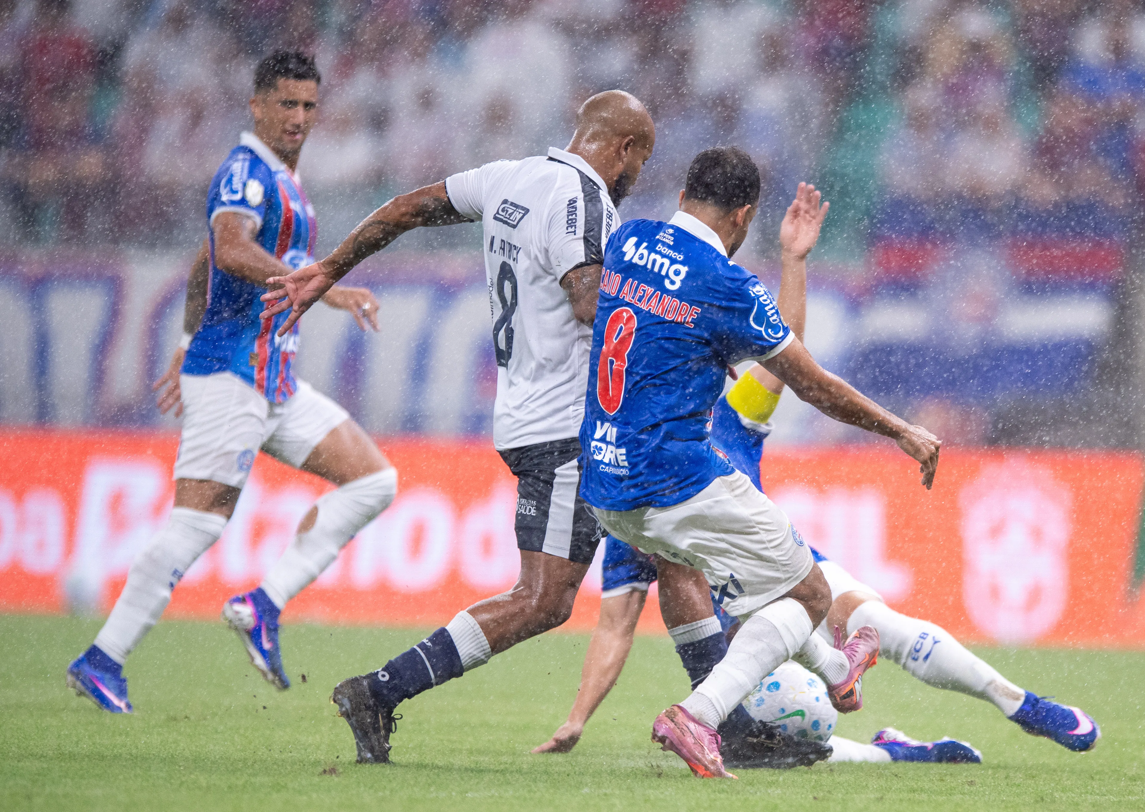 Caio Alexandre  jogador do Bahia disputa lance com Patrick  jogador do Remo durante partida no estadio Fonte Nova pelo campeonato Copa Do Brasil 2026. Foto: Jhony Pinho/AGIF