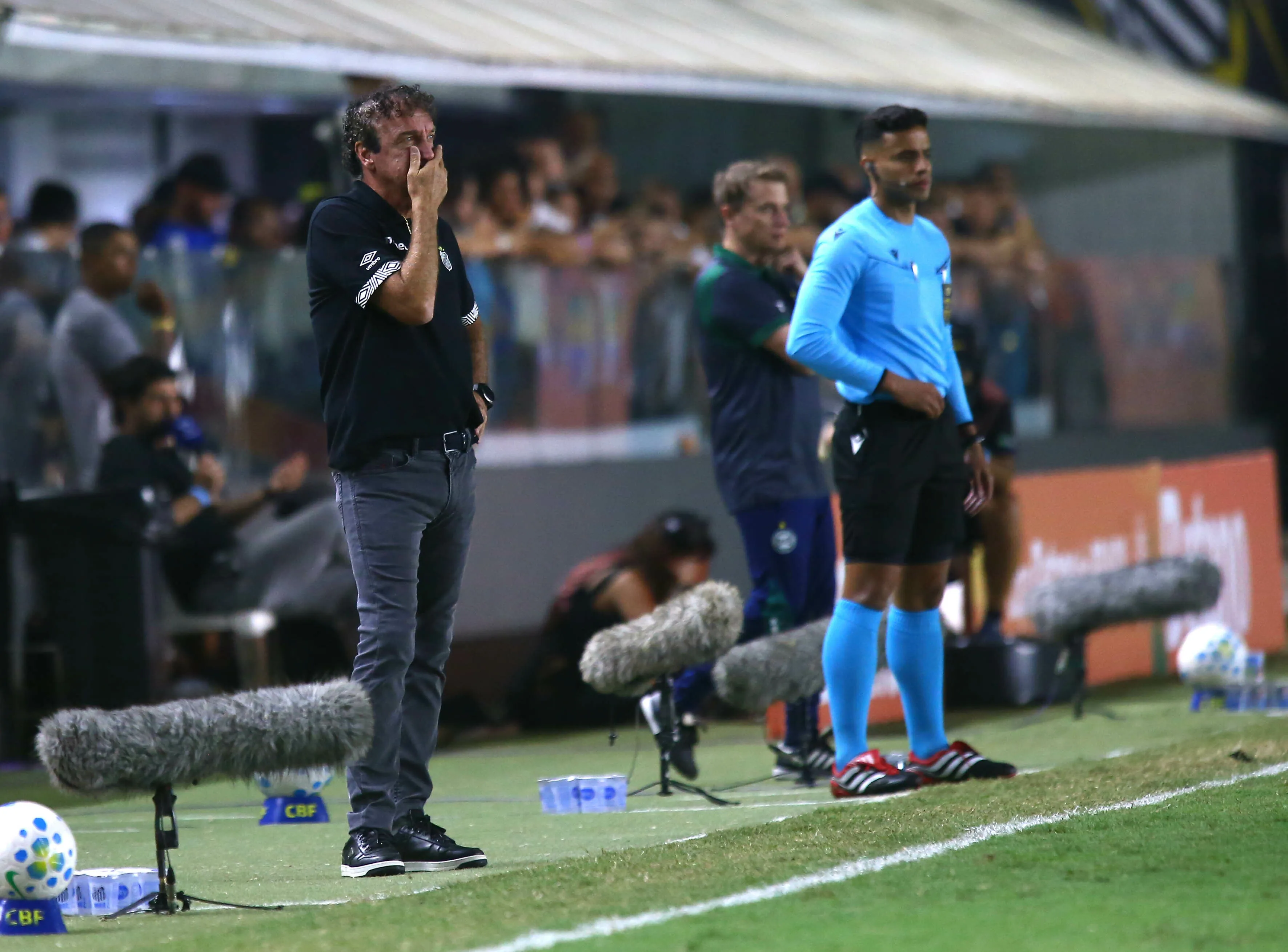 Cuca tecnico do Santos durante partida contra o Coritiba no estadio Vila Belmiro pelo campeonato Copa Do Brasil 2026. Foto: Mauricio De Souza/AGIF