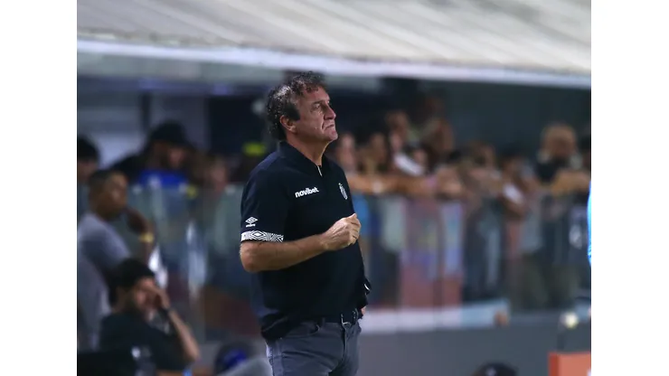 Cuca tecnico do Santos durante partida contra o Coritiba no estadio Vila Belmiro pelo campeonato Copa Do Brasil 2026. Foto: Mauricio De Souza/AGIF