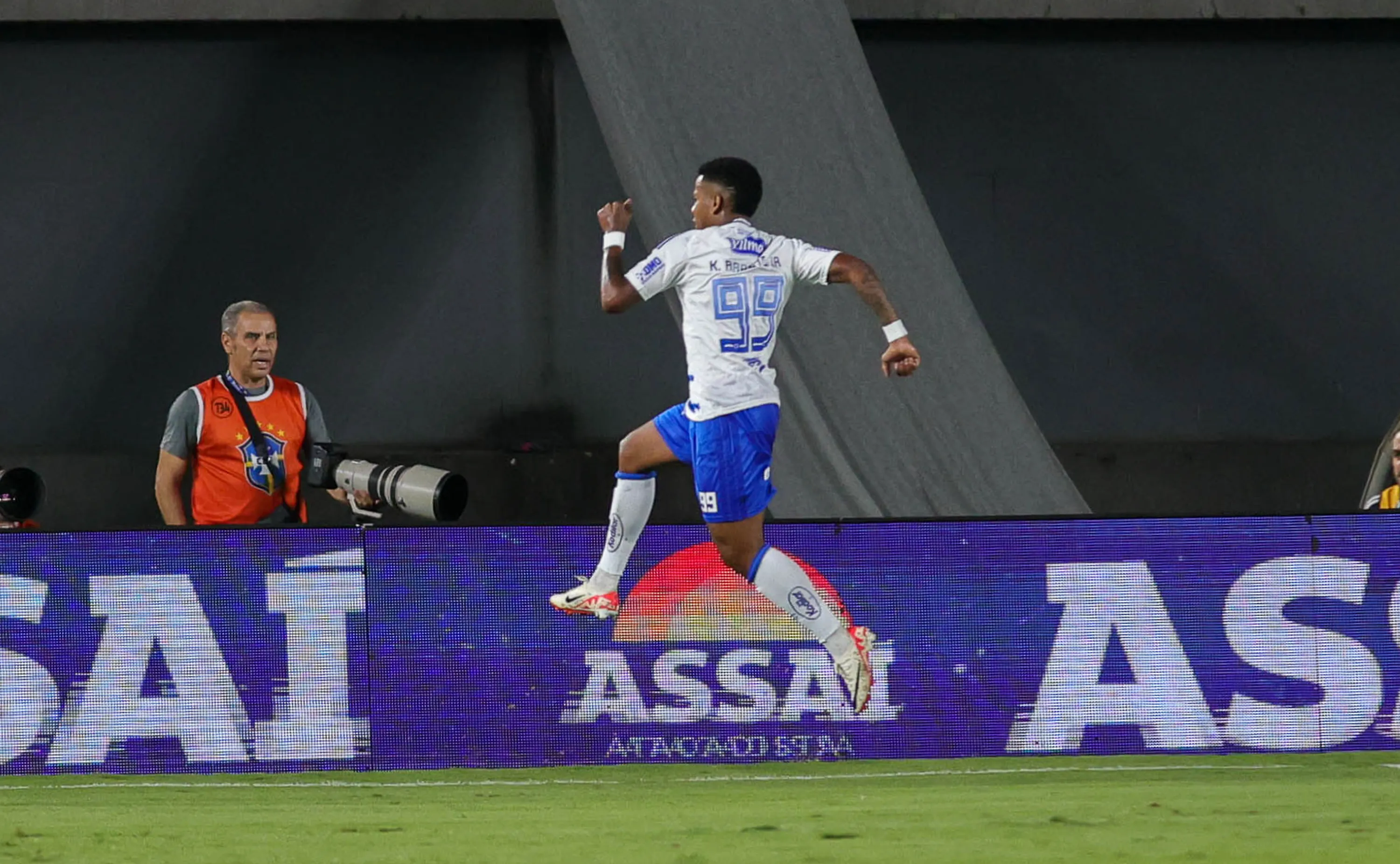 Keny Arroyo jogador do Cruzeiro comemora seu gol durante partida contra o Goiás no estádio Serra Dourada pelo campeonato Copa Do Brasil 2026. Foto: Luciano Mascarenhas/RP FOTOPRESS/AGIF