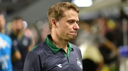 Fernando Seabra tecnico do Coritiba durante partida contra o Santos no estadio Vila Belmiro pelo campeonato Copa Do Brasil 2026. Foto: Jota Erre/AGIF