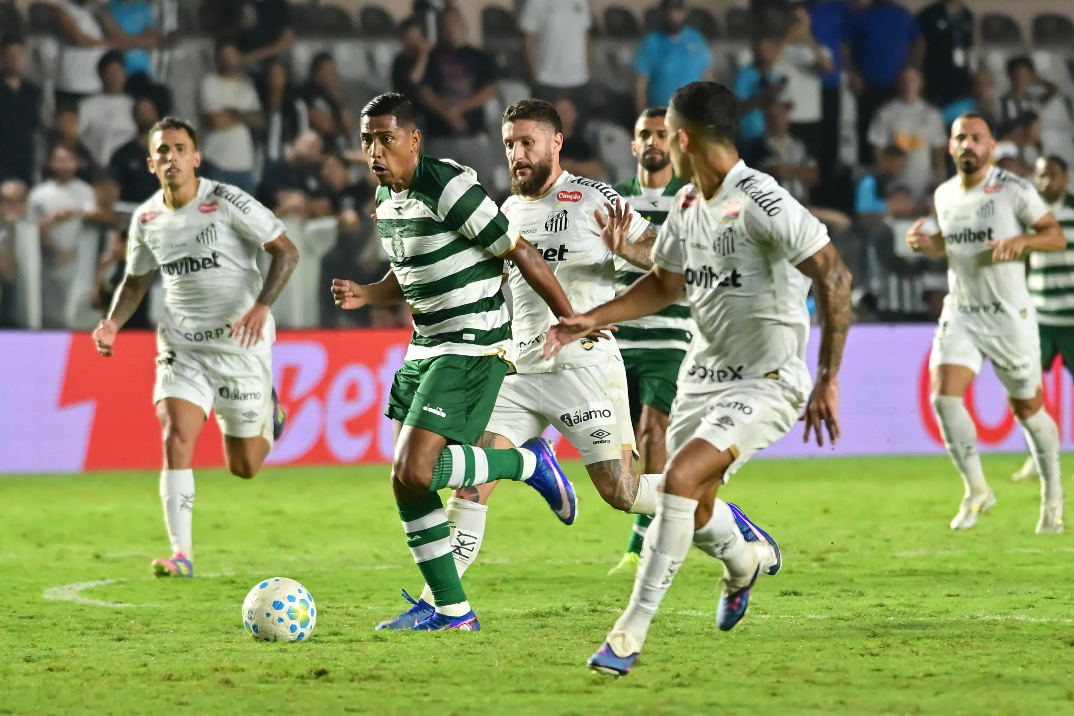 Pedro Rocha jogador do Coritiba durante partida contra o Santos no estadio Vila Belmiro pelo campeonato Copa Do Brasil 2026. Foto: Jota Erre/AGIF