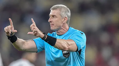 O árbitro Anderson Daronco durante partida entre Flamengo e Vitoria no estádio Maracanã pelo campeonato Copa Do Brasil 2026. Foto: Thiago Ribeiro/AGIF