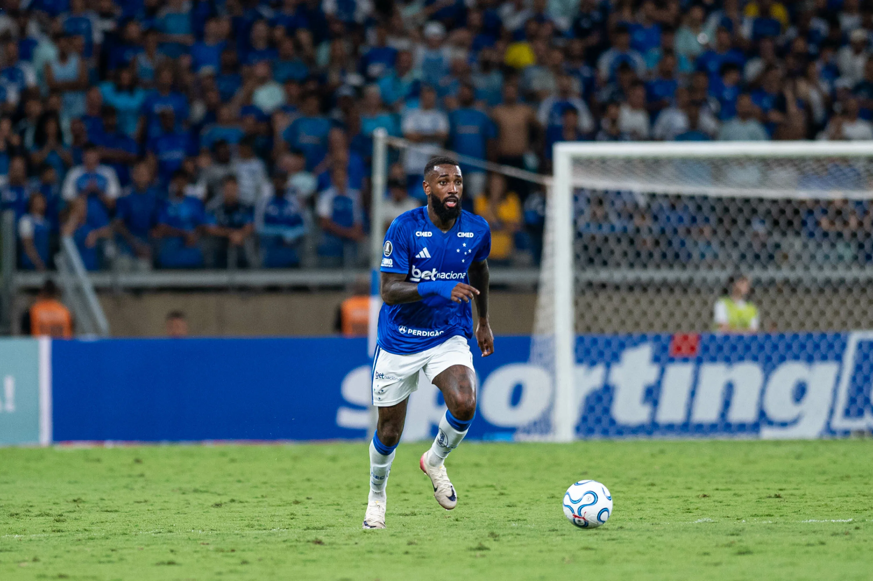MG – BELO HORIZONTE – 15/04/2026 – COPA LIBERTADORES 2026, CRUZEIRO X UNIVERSIDAD CATOLICA – Gerson jogador do Cruzeiro durante partida contra o Universidad Catolica no estadio Mineirao pelo campeonato Copa Libertadores 2026. Foto: Alessandra Torres/AGIF