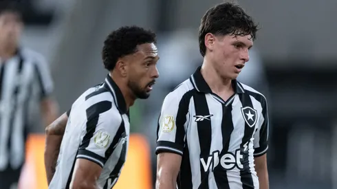 Montoro e Vitinho jogadores do Botafogo durante partida contra o Chapecoense no estádio Engenhão pelo campeonato Copa Do Brasil 2026. Foto: Jorge Rodrigues/AGIF