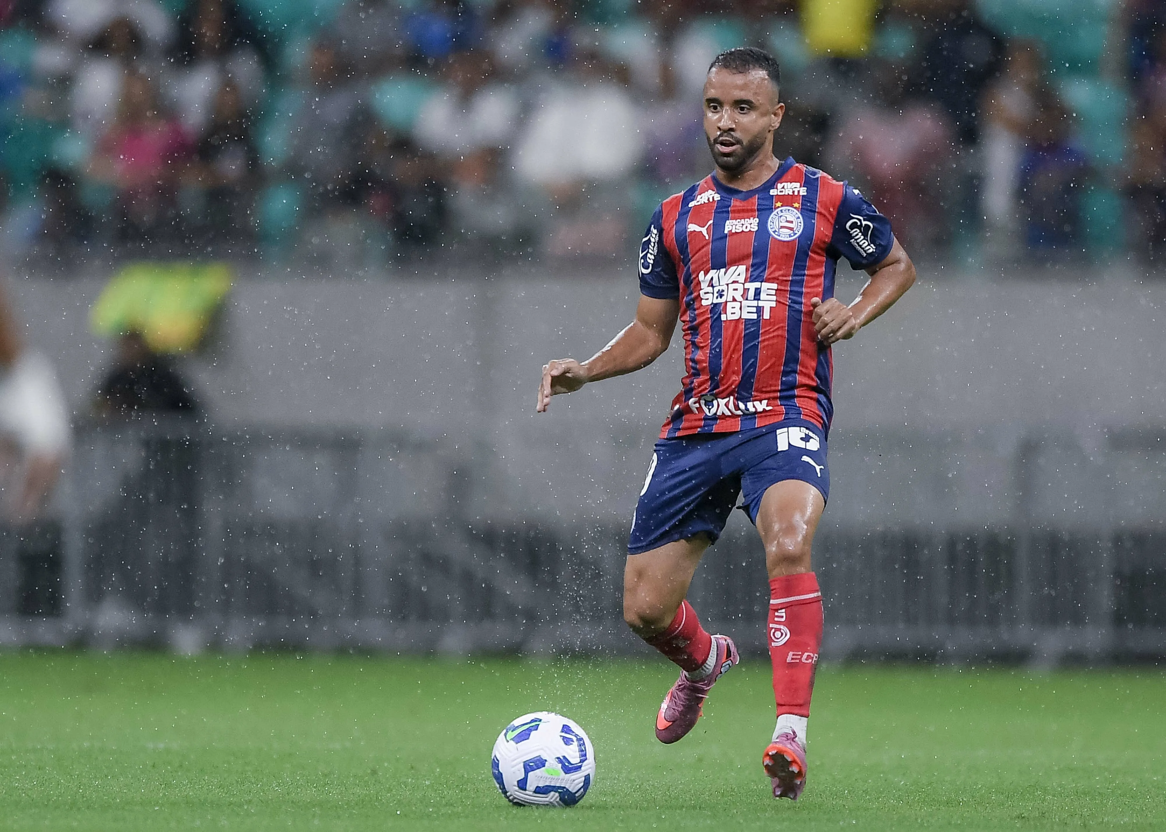 BA – SALVADOR – 20/11/2025 – BRASILEIRO A 2025, BAHIA X FORTALEZA – Caio Alexandre jogador do Bahia durante partida contra o Fortaleza no estadio Arena Fonte Nova pelo campeonato Brasileiro A 2025. Foto: Jhony Pinho/AGIF