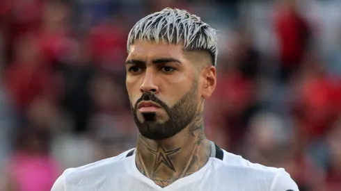 Alexander Barboza jogador do Botafogo durante execução do hino nacional antes da partida contra o Athletico-PR no estádio Arena da Baixada pelo campeonato Brasileiro A 2024. Foto: Robson Mafra/AGIF
