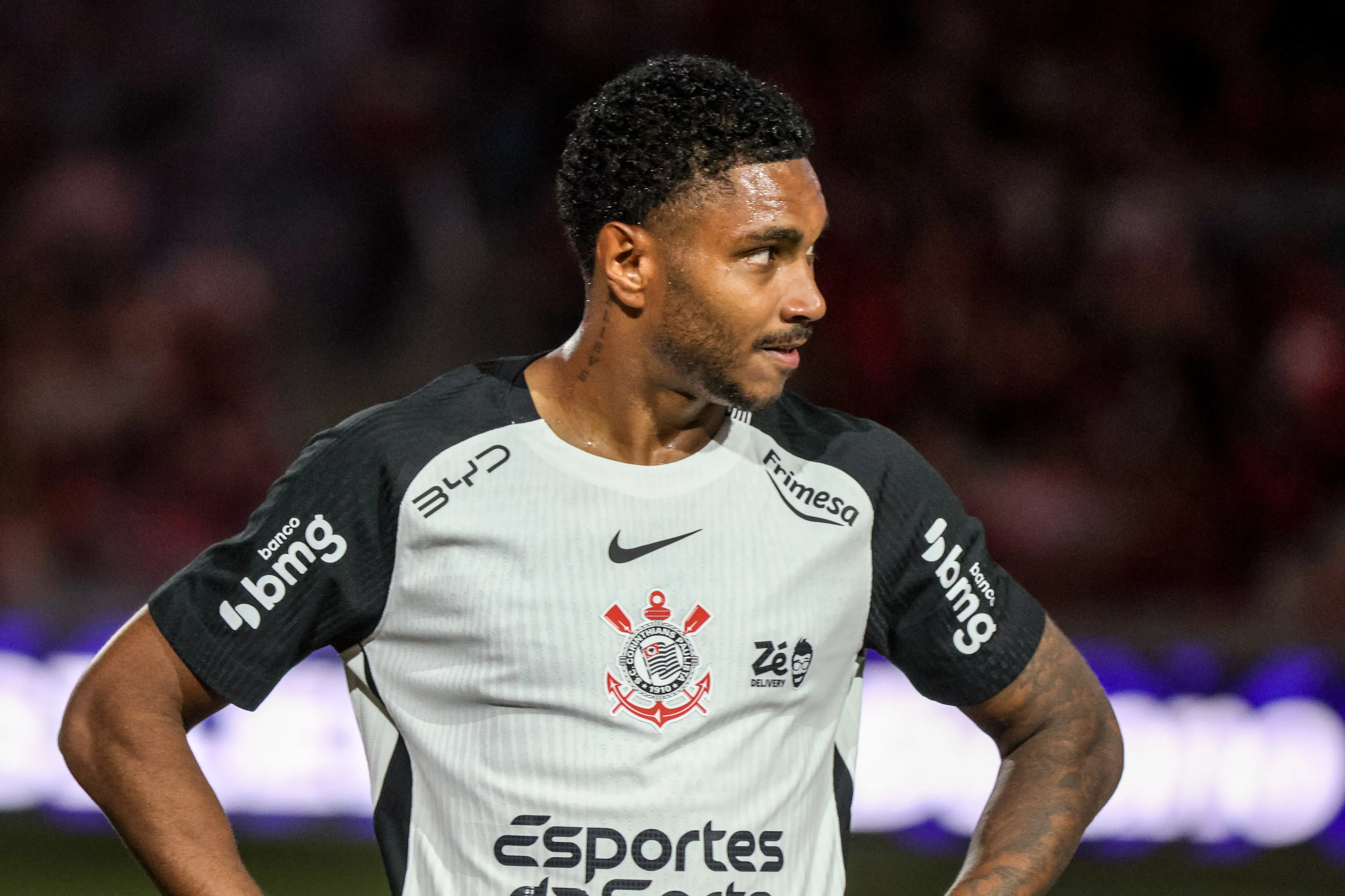 PR – CURITIBA – 19/02/2026 – BRASILEIRO A 2026, ATHLETICO-PR X CORINTHIANS – Vitinho jogador do Corinthians durante partida contra o Athletico-PR no estadio Arena da Baixada pelo campeonato Brasileiro A 2026. Foto: Robson Mafra/AGIF