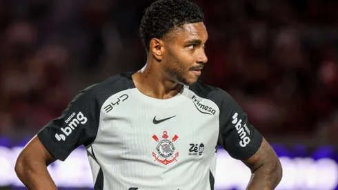 PR – CURITIBA – 19/02/2026 – BRASILEIRO A 2026, ATHLETICO-PR X CORINTHIANS – Vitinho jogador do Corinthians durante partida contra o Athletico-PR no estadio Arena da Baixada pelo campeonato Brasileiro A 2026. Foto: Robson Mafra/AGIF