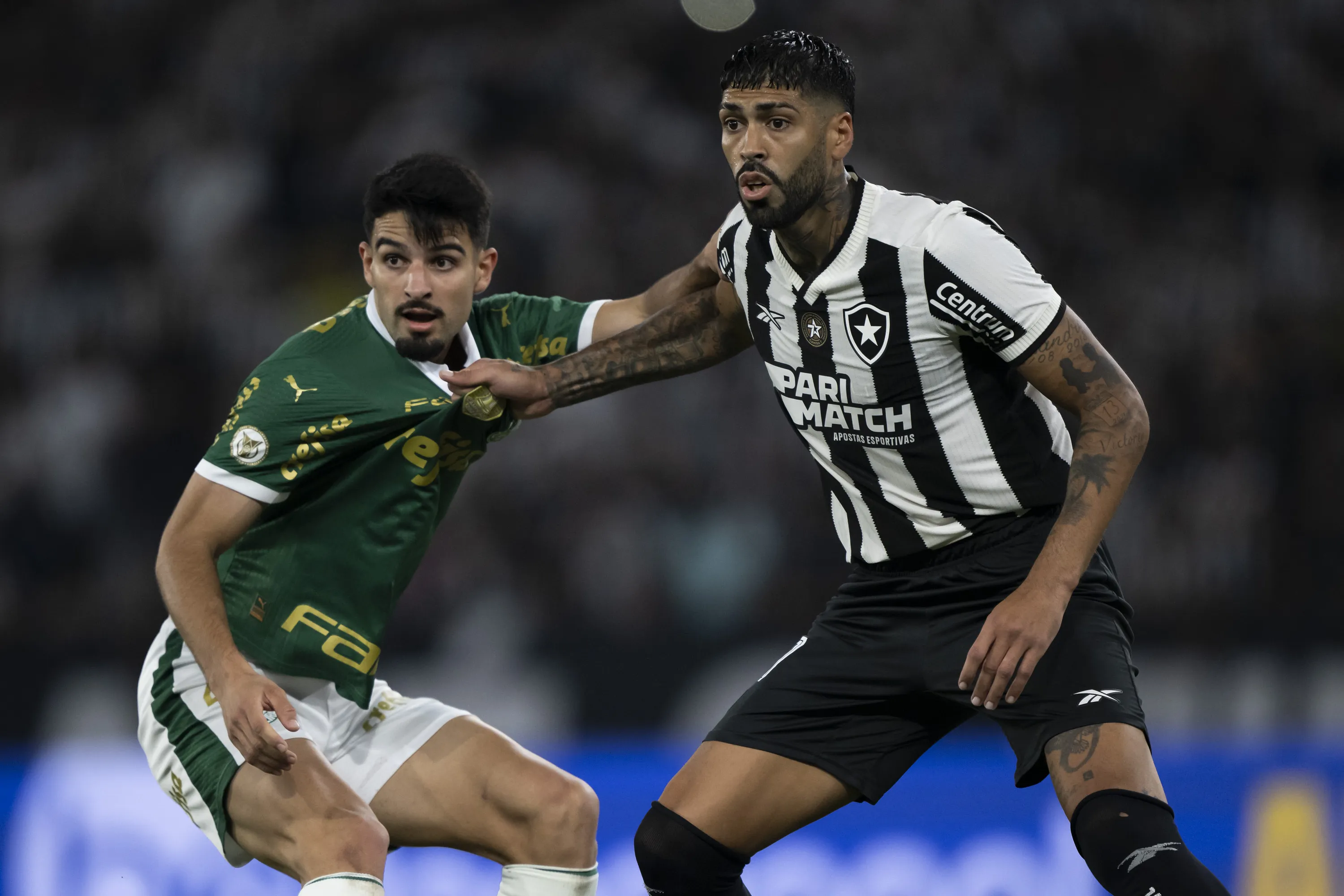 RJ – RIO DE JANEIRO – 17/07/2024 – BRASILEIRO A 2024, BOTAFOGO X PALMEIRAS – Alexander Barboza jogador do Botafogo disputa lance com Flaco Lopez jogador do Palmeiras durante partida no estadio Engenhao pelo campeonato Brasileiro A 2024. Foto: Jorge Rodrigues/AGIF