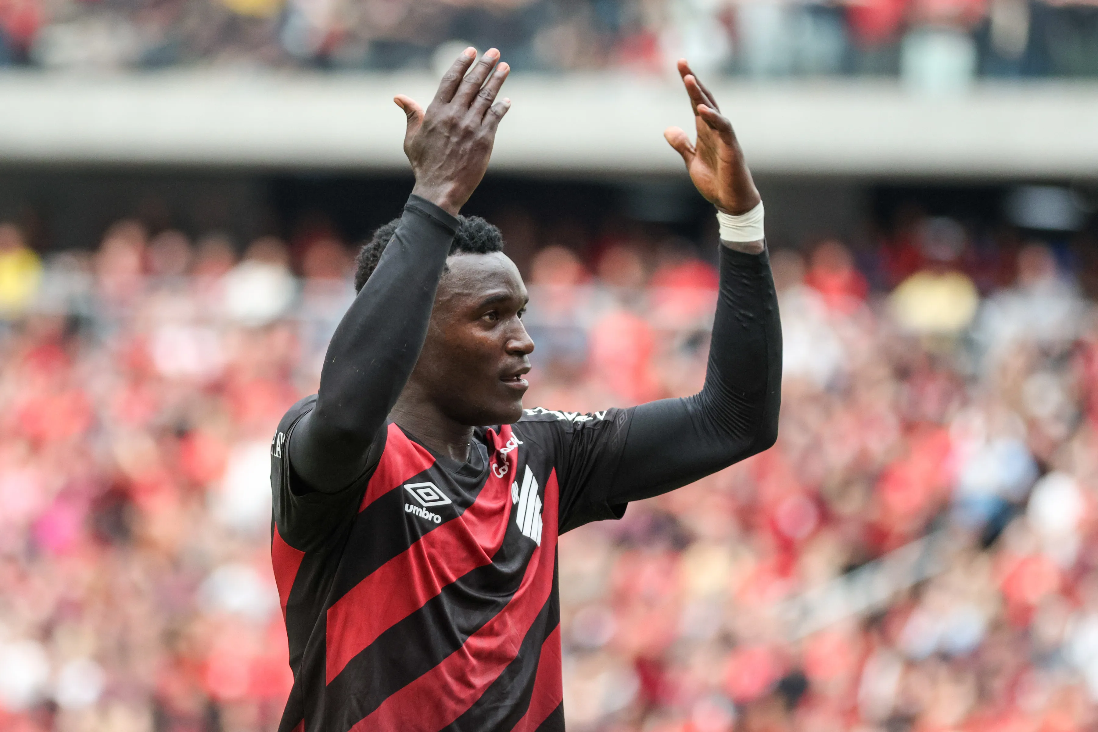 PR – CURITIBA – 12/04/2026 – BRASILEIRO A 2026, ATHLETICO-PR X CHAPECOENSE – Kevin Viveros jogador do Athletico-PR comemora seu gol durante partida contra o Chapecoense no estadio Arena da Baixada pelo campeonato Brasileiro A 2026. Foto: Robson Mafra/AGIF