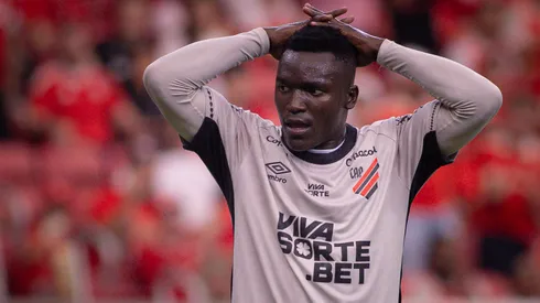 Kevin Viveros jogador do Athletico-PR lamenta durante partida contra o Internacional no estadio Beira-Rio pelo campeonato Brasileiro A 2026.