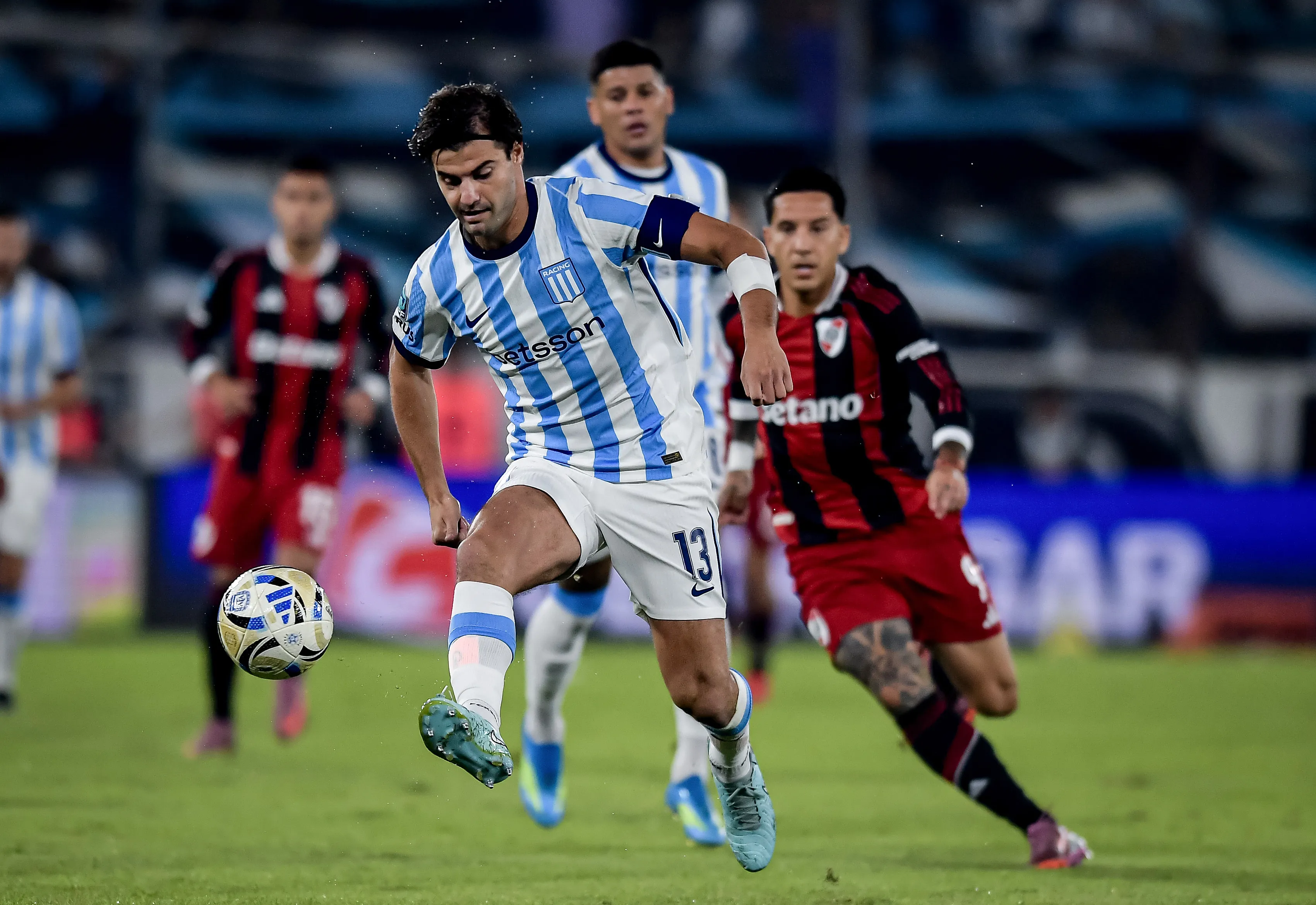 AVELLANEDA, ARGENTINA – APRIL 12: Santiago Sosa of Racing Club controls the ball during a Torneo Apertura Mercado Libre 2026 match between Racing Club and River Plate at Presidente Peron Stadium on April 12, 2026 in Avellaneda, Argentina. (Photo by Marcelo Endelli/Getty Images)