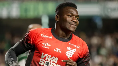 Kevin Viveros jogador do Athletico-PR durante partida contra o Coritiba no estádio Couto Pereira pelo campeonato Brasileiro B 2025. Foto: Robson Mafra/AGIF
